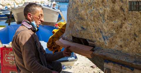 I sopravvissuti "calafatre" di Bari: Ripariamo sul mare i vecchi e colorati gozzi in legno